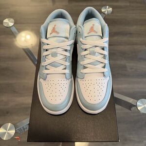 Jordan 1 Low’ OCEAN BLISS/ATOMIC PINK-WHITE
